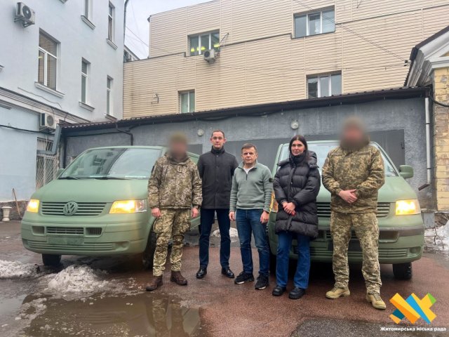 У Житомирі представники бізнесу передали військовим автівки. ФОТО
