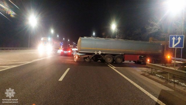 На трасі в Житомирській області цистерна перегородила одну смугу рух. ФОТО