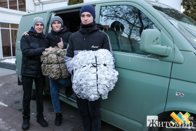 У Житомирі Volkswagen, закуплений підприємцями для ЗСУ, наповнили необхідними речами та відправили "Азову". ФОТО