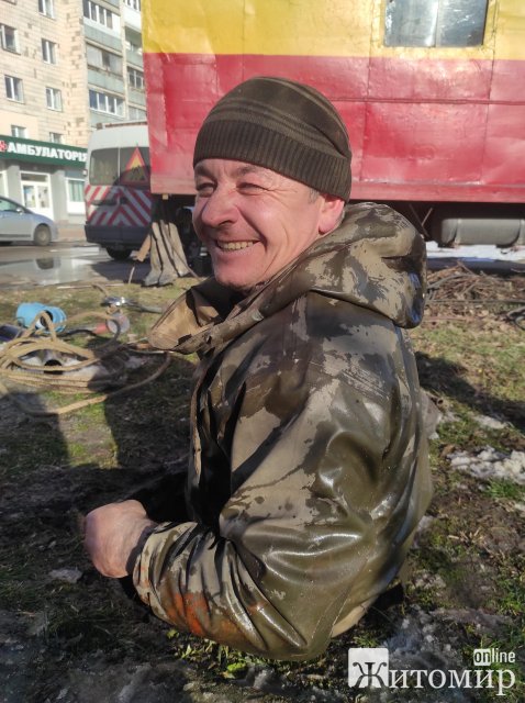 Як на Чуднівській в Житомирі комунальники відновлювали трубопровід. ФОТО