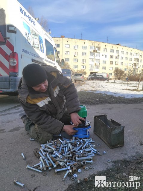 Як на Чуднівській в Житомирі комунальники відновлювали трубопровід. ФОТО