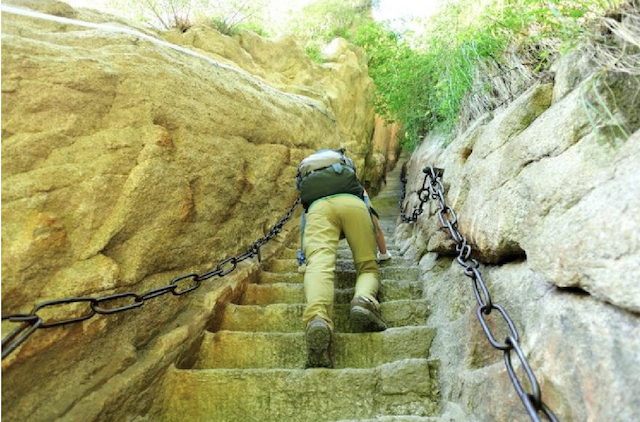 Гора Хуашань - найнебезпечніший туристичний маршрут на землі. ФОТО Гора Хуашань - найнебезпечніший туристичний маршрут на землі. ФОТО