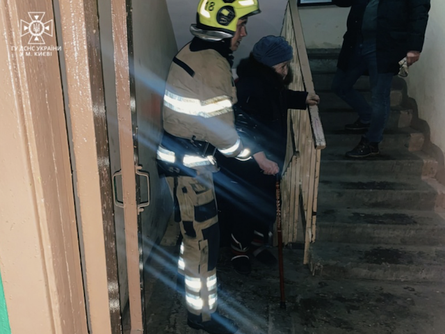 У Києві стався вибух у багатоповерхівці, спалахнула пожежа: є жертва, 100 людей евакуювали. ФОТО У Києві стався вибух у багатоповерхівці, спалахнула пожежа: є жертва, 100 людей евакуювали. ФОТО
