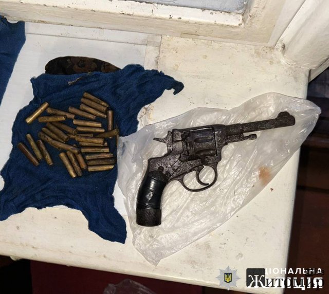 У жителя Житомира під час обшуку знайшли револьвер «Наган» та 20 набоїв. ФОТО
