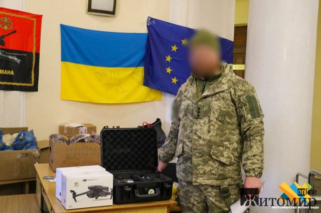 Житомирська громада передала військовим 6 квадрокоптерів та генератор