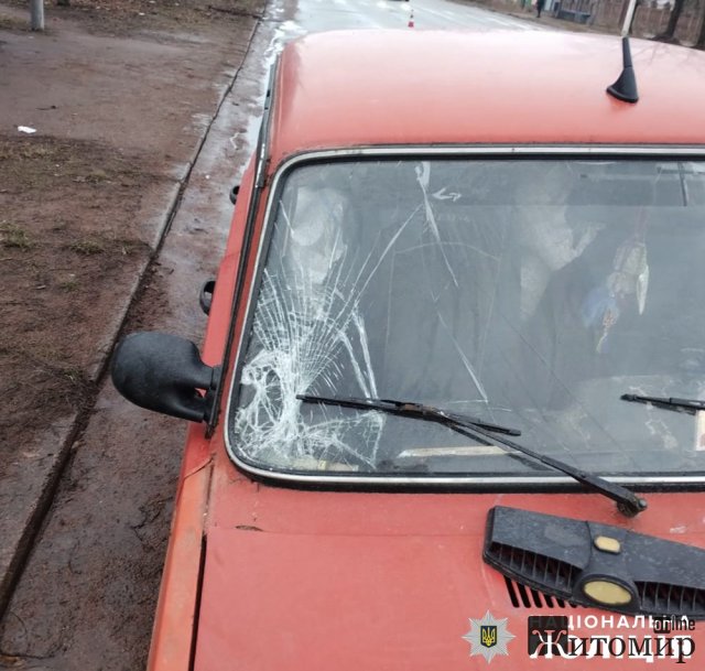 У райцентрі на Житомирщині ВАЗ збив 29-річну жінку. ФОТО