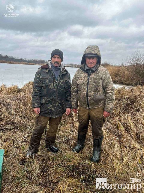 На Любарщині під кригу провалився рибалка: чоловіка врятували "колеги". ФОТО