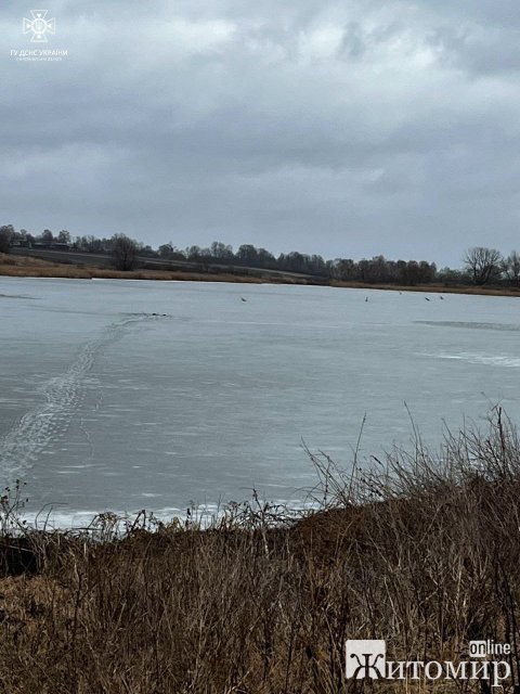На Любарщині під кригу провалився рибалка: чоловіка врятували "колеги". ФОТО