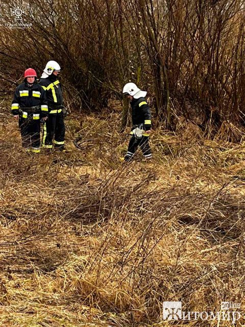 На Любарщині під кригу провалився рибалка: чоловіка врятували "колеги". ФОТО