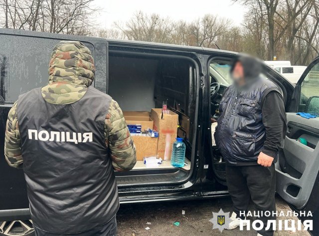 Продавав "контрабанду" з машини - у Малині в 50-річного чоловіка виявили товару більш ніж на 1 млн грн. ФОТО