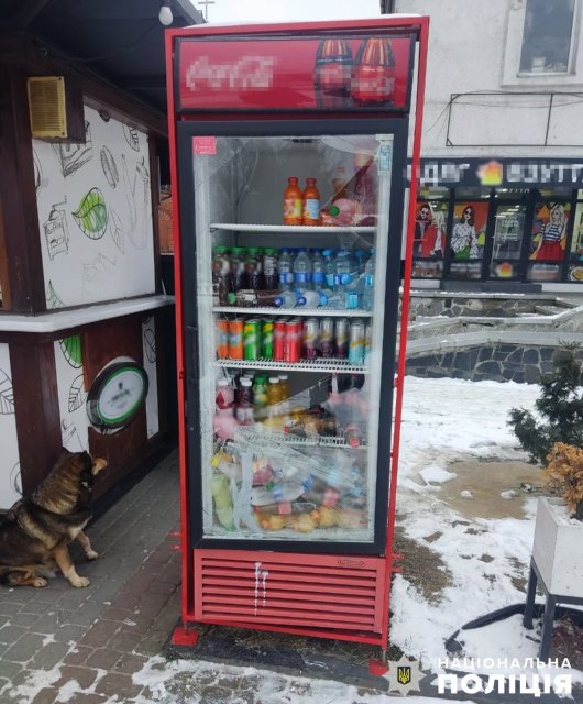 Обікрав дві крамниці та погрожував ножем продавчині: в Олевську затримали 43-річного чоловіка