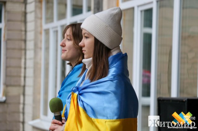 У Житомирі учні двох ліцеїв об'єдналися спільним флешмобом у День єднання. ФОТО