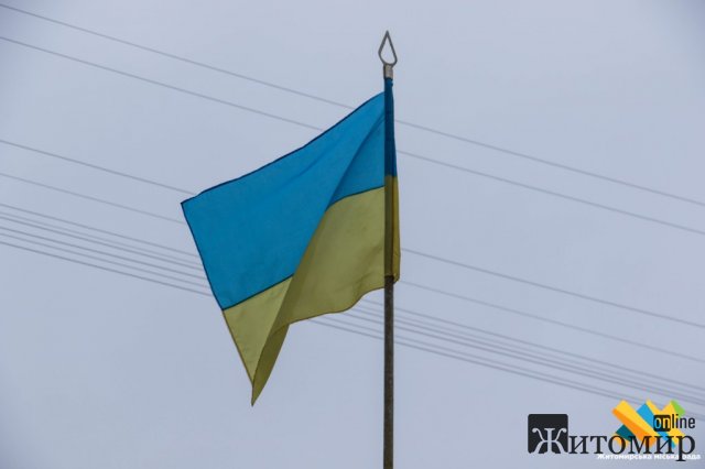 У Житомирі учні двох ліцеїв об'єдналися спільним флешмобом у День єднання. ФОТО