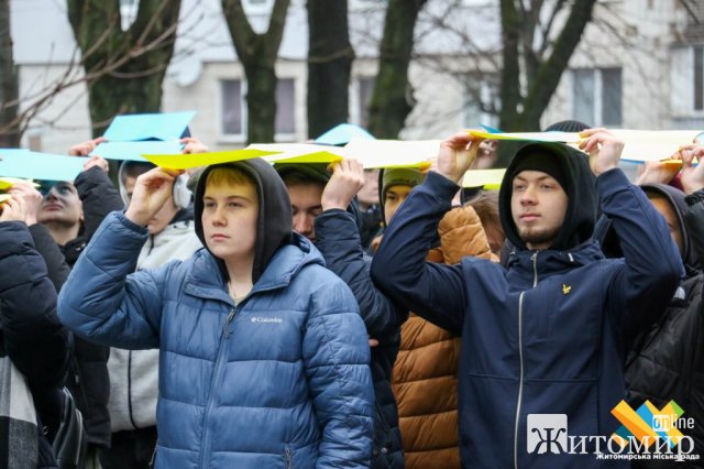 У Житомирі учні двох ліцеїв об'єдналися спільним флешмобом у День єднання. ФОТО