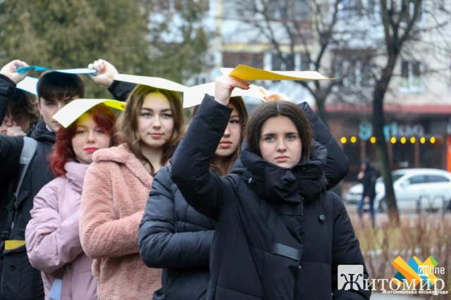 У Житомирі учні двох ліцеїв об'єдналися спільним флешмобом у День єднання. ФОТО