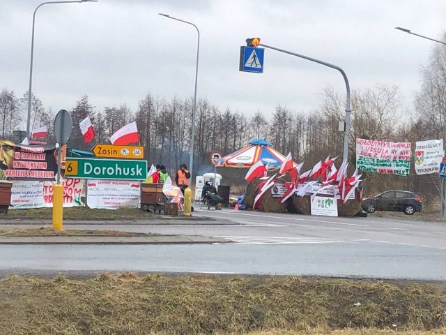 По всій Польщі почався масовий протест фермерів: перекриті дороги, заблокований український кордон. ФОТО