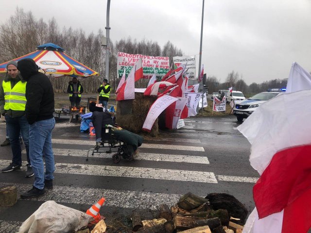 По всій Польщі почався масовий протест фермерів: перекриті дороги, заблокований український кордон. ФОТО