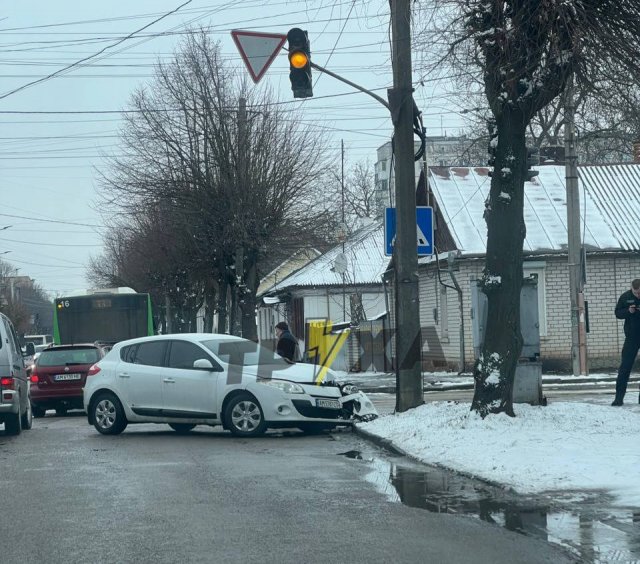 На перехресті в Житомирі автівка врізалася в стовб: водій - зник