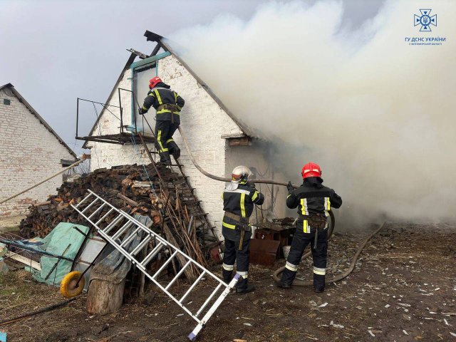 У селі Ружинської громади горіла господарча будівля, вогонь ледь не перекинувся на інші споруди. ФОТО