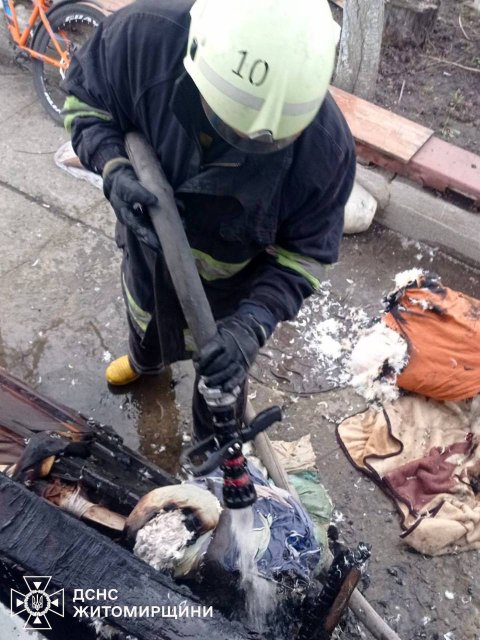 За добу житомирські рятувальники гасили три пожежі, дві з яких – у житлових будинках Звягеля. ФОТО