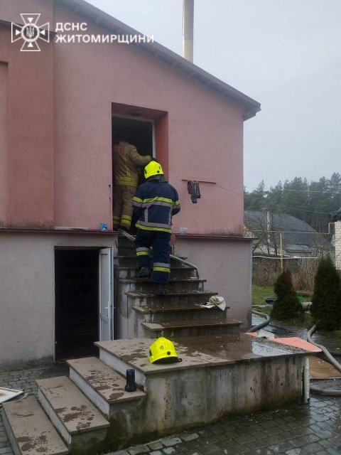 За добу житомирські рятувальники гасили три пожежі, дві з яких – у житлових будинках Звягеля. ФОТО
