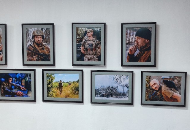 У Бердичеві відкрилася фотовиставка воїна 26-ї бригади Олександра Дідовця