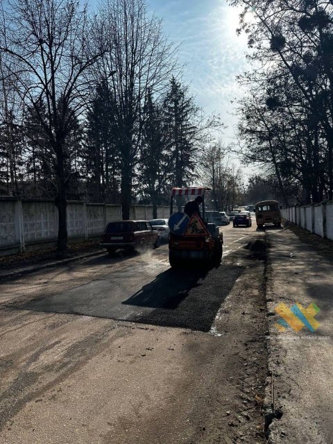 На вулицях Житомира почали робити аварійний ямковий ремонт доріг. ФОТО