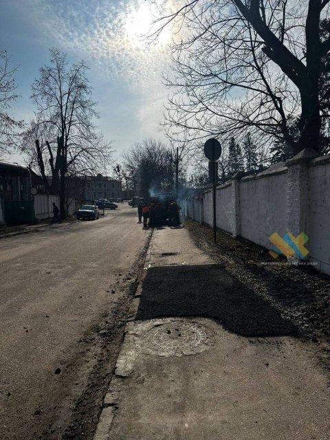 На вулицях Житомира почали робити аварійний ямковий ремонт доріг. ФОТО