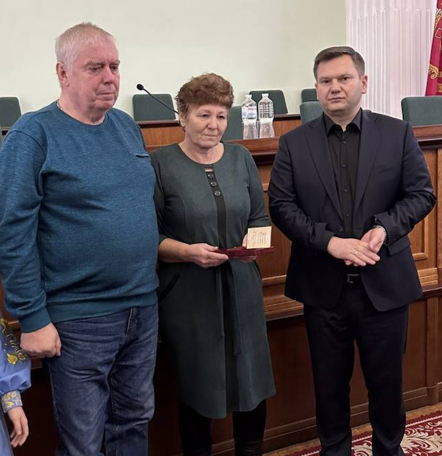 Батьки Героя з Пулинського району отримали військову нагороду свого сина Руслана Мельника Батьки Героя з Пулинського району отримали військову нагороду свого сина Руслана Мельника