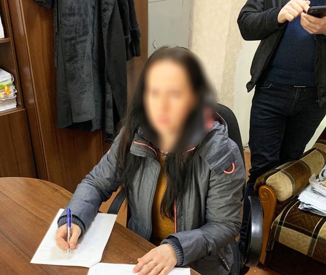 У Житомирі поліція викрила у шахрайствах організовану групу, яка обіцяла ввезти авто з-за кордону та «відмазати» від армії У Житомирі поліція викрила у шахрайствах організовану групу, яка обіцяла ввезти авто з-за кордону та «відмазати» від армії