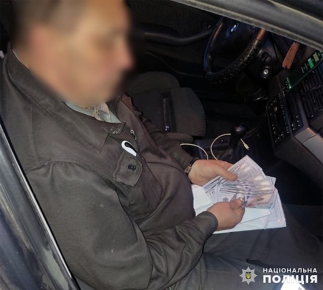 У Житомирі поліція викрила у шахрайствах організовану групу, яка обіцяла ввезти авто з-за кордону та «відмазати» від армії У Житомирі поліція викрила у шахрайствах організовану групу, яка обіцяла ввезти авто з-за кордону та «відмазати» від армії