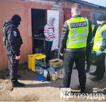 У Житомирі викрили наркоторговців: облаштували лабораторію в гаражах та перевозили обладнання в сумці для доставки їжі У Житомирі викрили наркоторговців: облаштували лабораторію в гаражах та перевозили обладнання в сумці для доставки їжі