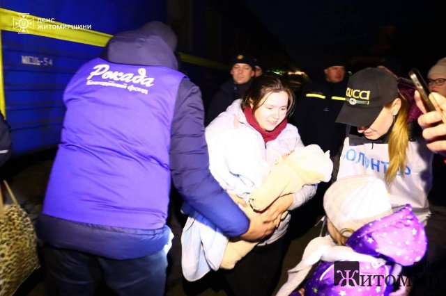 На залізничний вокзал у Бердичів приїхали понад 50 переселенців зі сходу