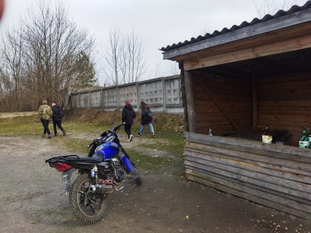 В одному з сіл Житомирського району діти посеред дня розпивають алкоголь