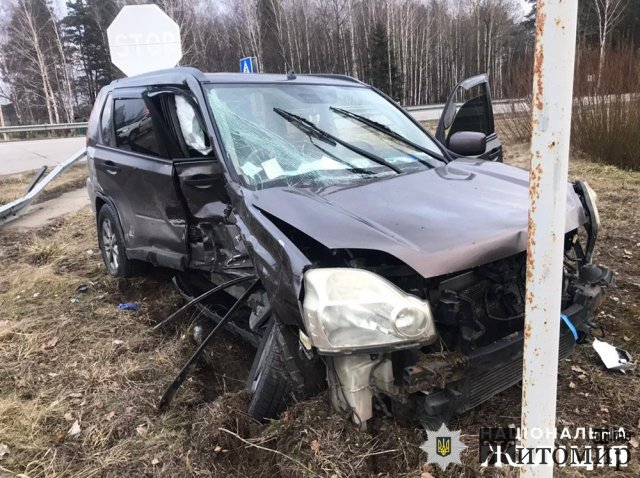 Біля одного з міст Житомирщини зіштовхнулись три автомобілі: двох водіїв госпіталізували