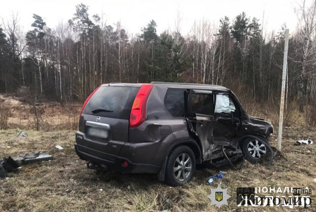 Біля одного з міст Житомирщини зіштовхнулись три автомобілі: двох водіїв госпіталізували