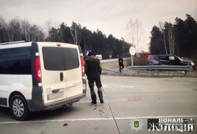 Біля одного з міст Житомирщини зіштовхнулись три автомобілі: двох водіїв госпіталізували