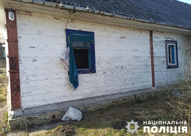 На Звягельщині поліцейські врятували під час пожежі чоловіка: спав на ліжку. ФОТО