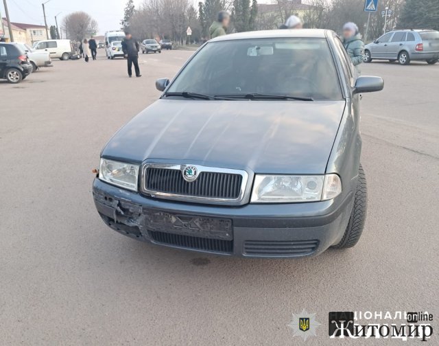 У Попільні Skoda зіштовхнулась з мотоциклом, після чого двоколісник врізався у припаркований Fiat