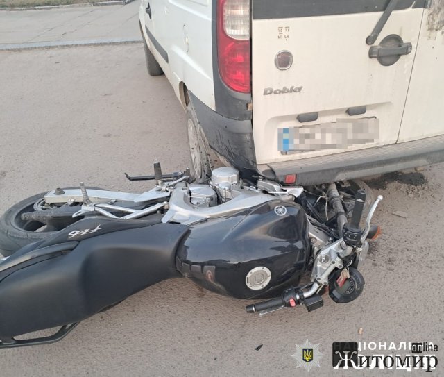 У Попільні Skoda зіштовхнулась з мотоциклом, після чого двоколісник врізався у припаркований Fiat