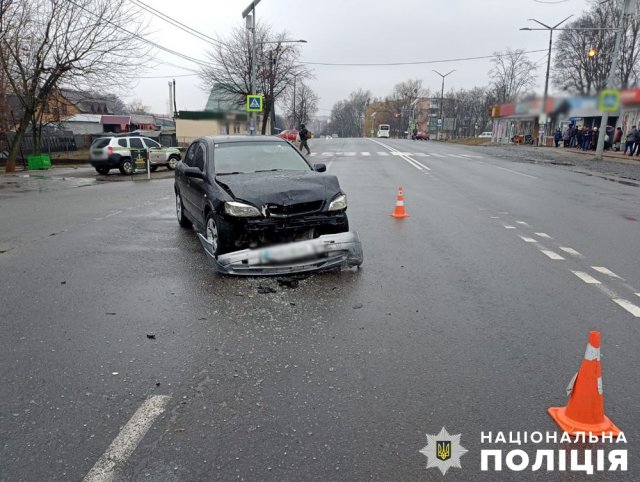 У Звягелі ВАЗ зіштовхнувся з Opel, один з водіїв травмований. ФОТО