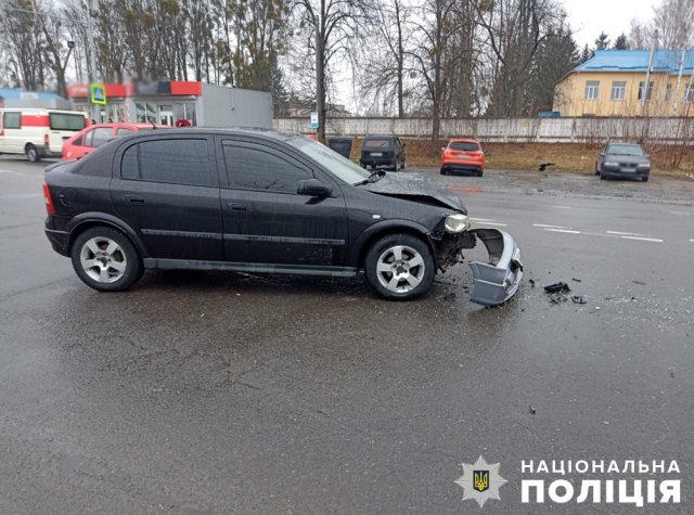 У Звягелі ВАЗ зіштовхнувся з Opel, один з водіїв травмований. ФОТО