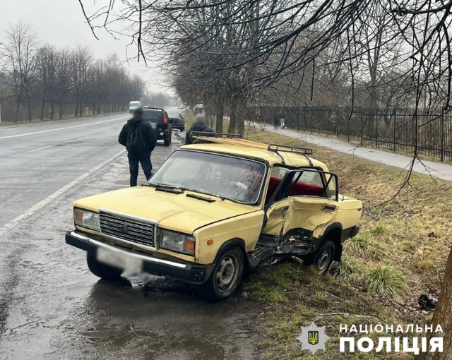 У Звягелі ВАЗ зіштовхнувся з Opel, один з водіїв травмований. ФОТО