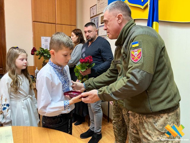 У Житомирі родинам загиблих військових передали державні нагороди. ФОТО