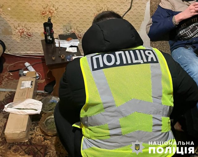 На Житомирщині поліція ліквідувала конвеєр психотропів: наркодилерам оголошено підозри. ФОТО