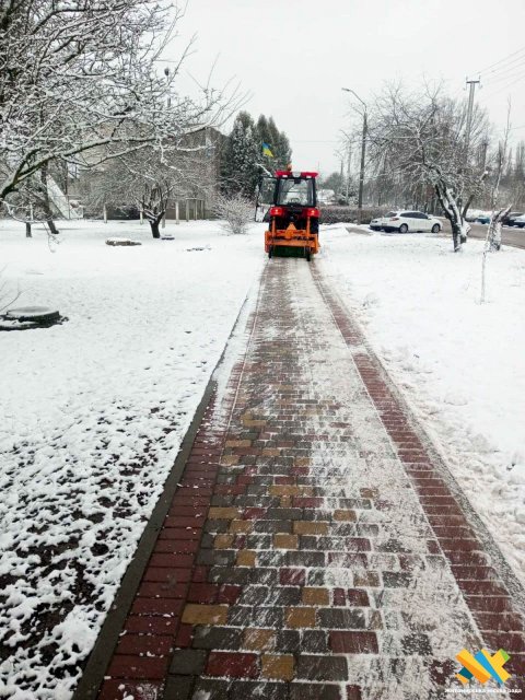 За ніч на дороги Житомира висипали 108 тонн піскосуміші