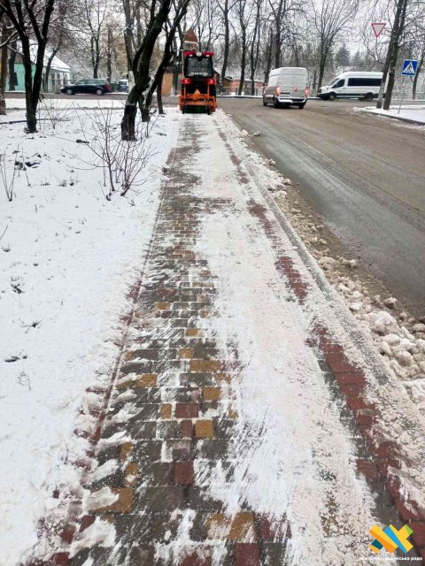 За ніч на дороги Житомира висипали 108 тонн піскосуміші