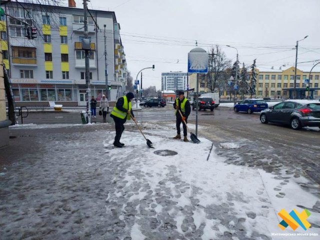 За ніч на дороги Житомира висипали 108 тонн піскосуміші