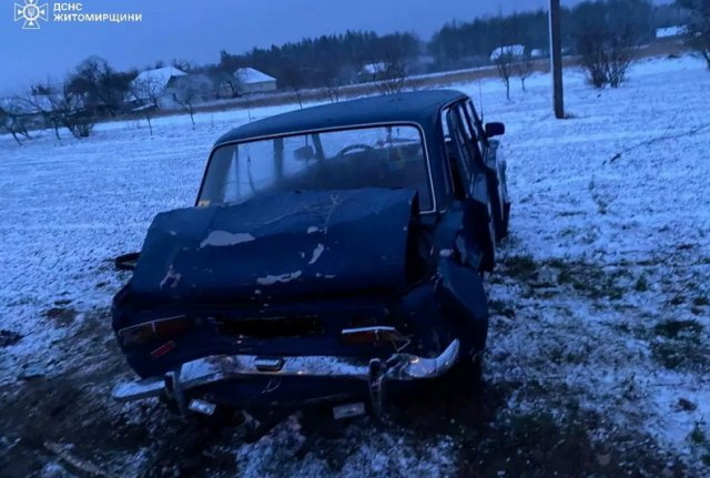 У Коростенському районі від удару з Mitsubishi ВАЗ "злетів" у кювет. ФОТО