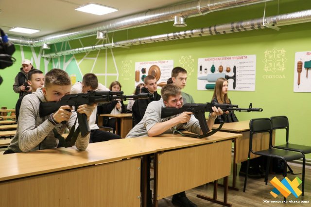 Влучити в інтерактивну мішень:  віртуальний тир — для старшокласників Житомира